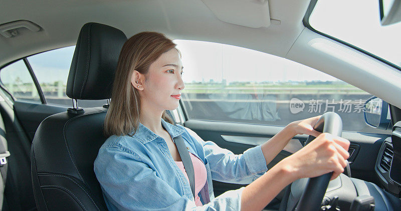 亚洲女商人驾驶汽车