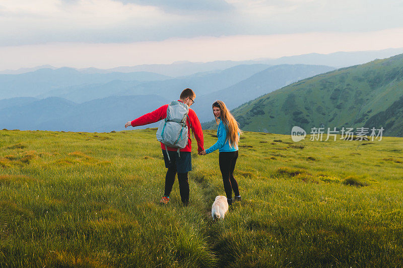 在山中徒步旅行时，家人感受到爱和自由