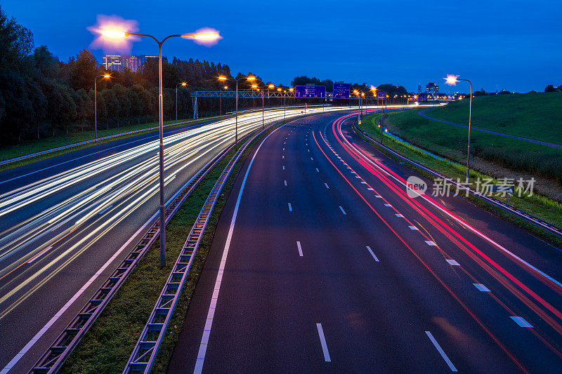 荷兰高速公路的夜晚