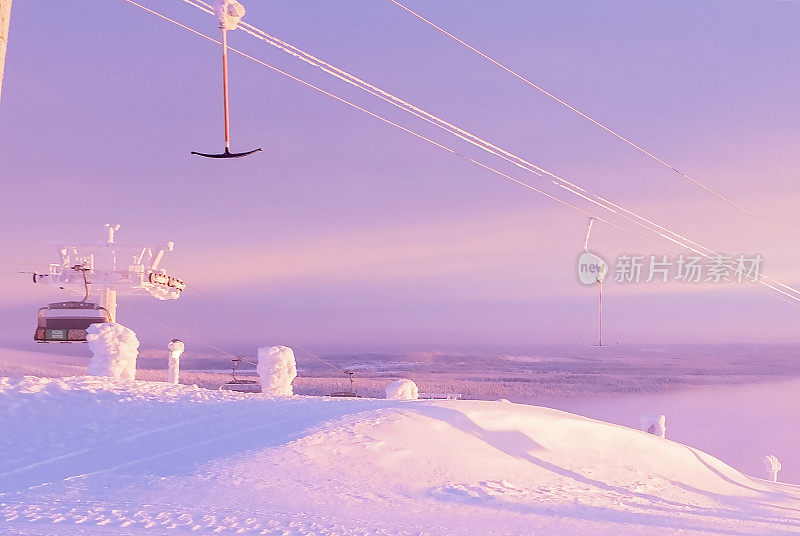 冬天拉普兰。美丽的风景从卢卡山。滑雪胜地和滑雪缆车。