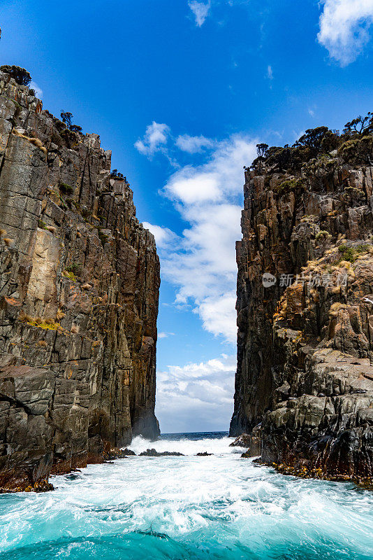 角豪伊，鹰颈海岸悬崖在塔斯曼国家公园保护区，阿瑟港，澳大利亚塔斯马尼亚