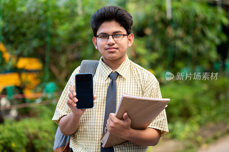 年轻的学生使用智能手机