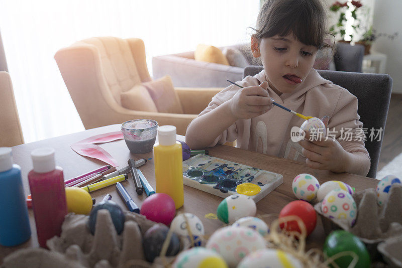 小女孩在画复活节彩蛋