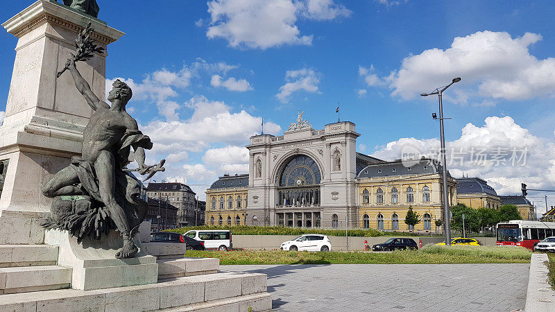匈牙利布达佩斯——2018年5月14日:匈牙利布达佩斯巴罗斯广场东部的铁路终点站，凯莱蒂火车站或火车站，前景是嘉宝·巴罗斯的雕像。