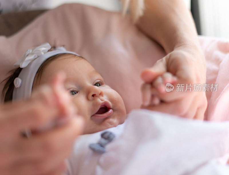 可爱的新生女婴