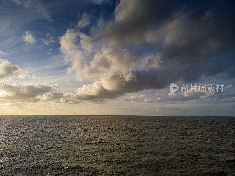 荷兰海岸北海上空的阴郁云层