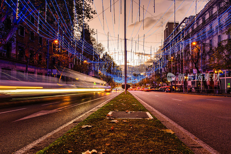 马德里的阿尔卡拉街在圣诞节时灯火通明