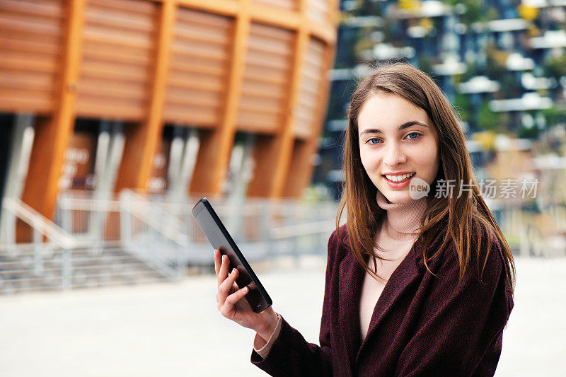 年轻女子使用数码平板电脑