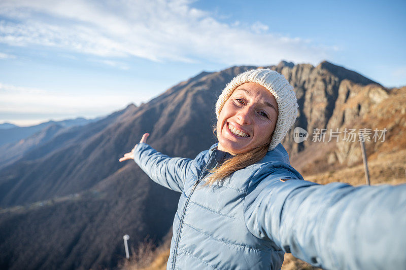 一名徒步旅行者在山顶自拍