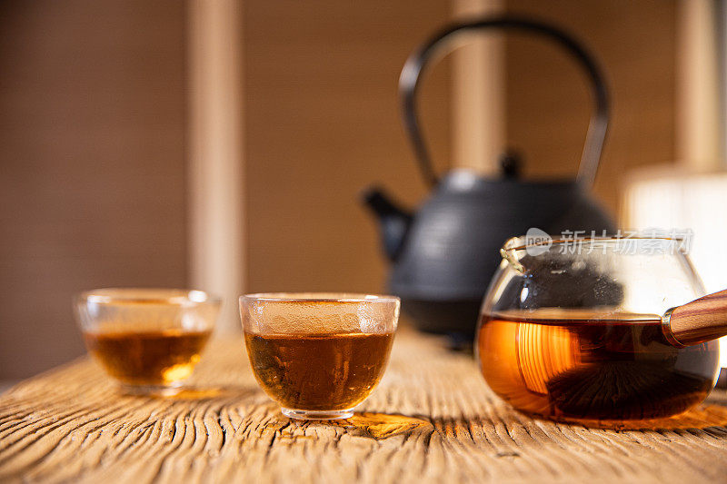 木桌上的亚洲传统茶杯