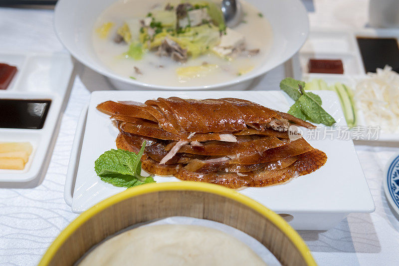 餐馆里美味的北京烤鸭和蔬菜汤的特写