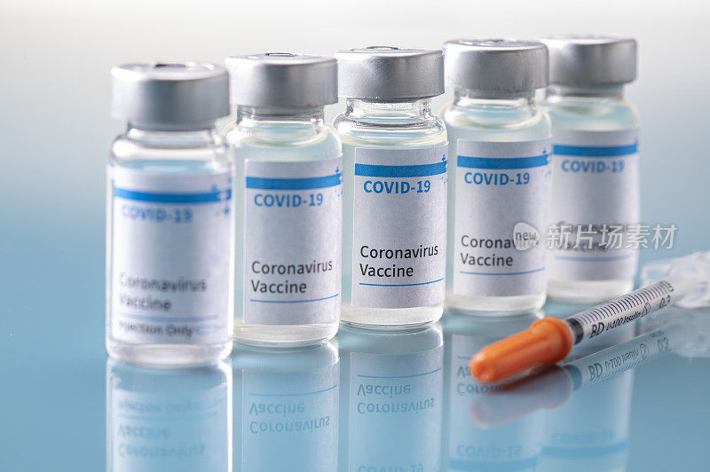 排成一列的预防新冠肺炎疫苗及针筒