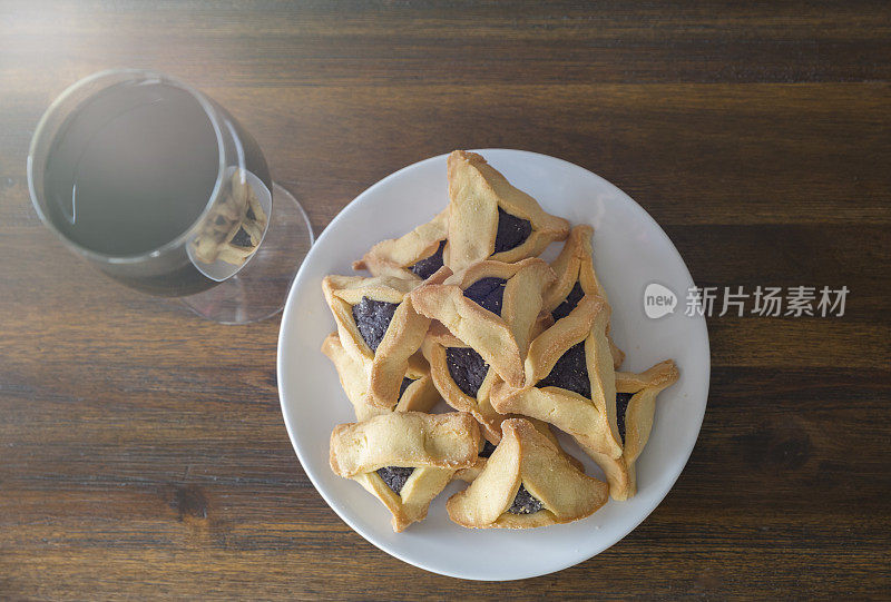 餐桌上的酒和酒——普林节庆典