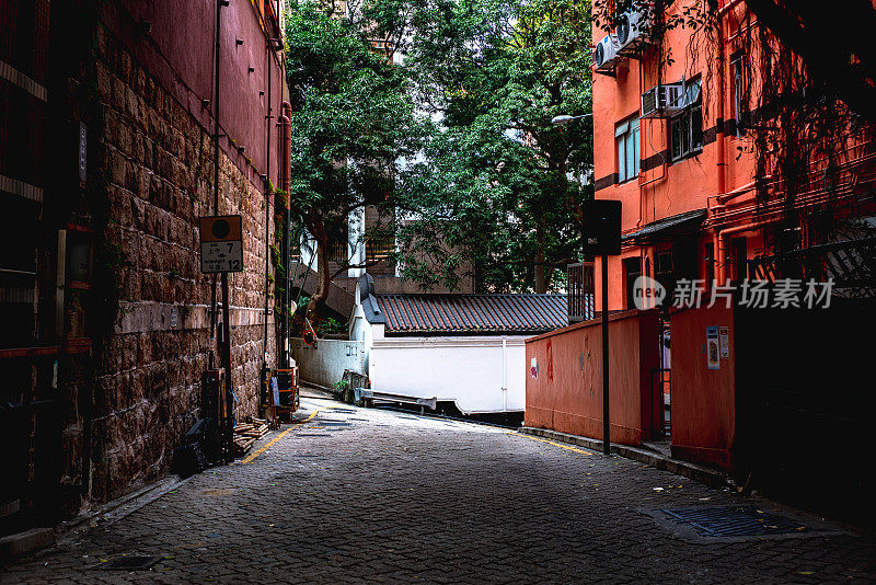 香港湾仔住宅区公寓之间的小巷