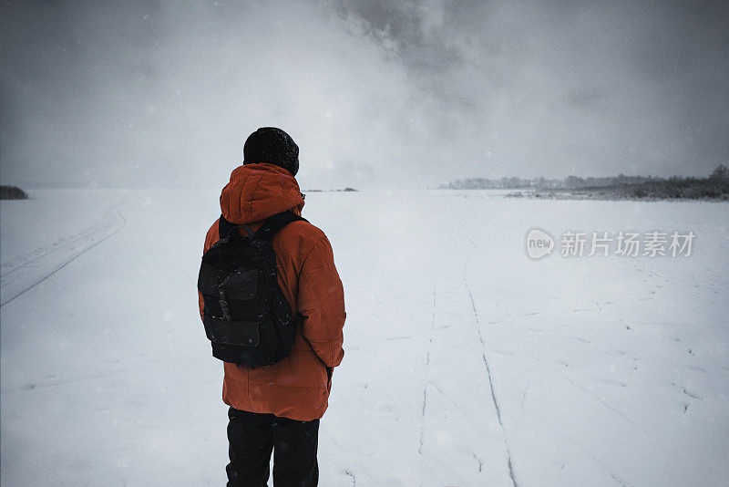 在雾天走在白雪覆盖的田野上