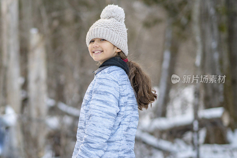 年轻女孩在雪中行走