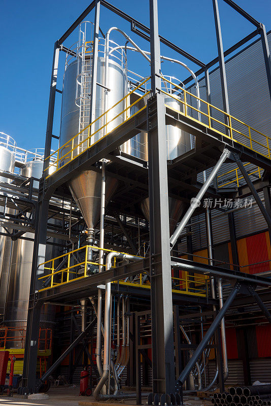化学筒仓是工厂中化工行业的垂直照片