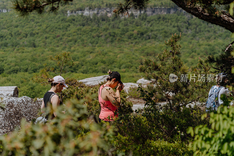 一群朋友一起徒步旅行