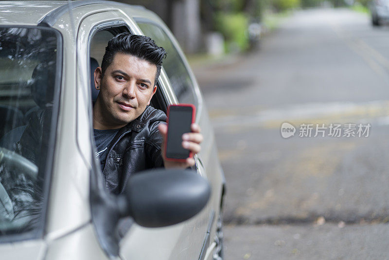 优步司机检查他的手机，看他是否到达了客户要求的地址