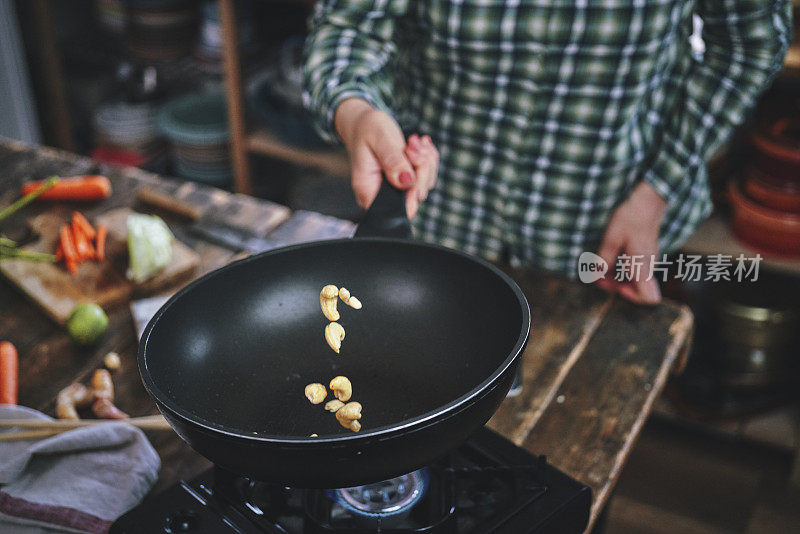 准备素食亚洲面条胡萝卜，豆芽和豆腐