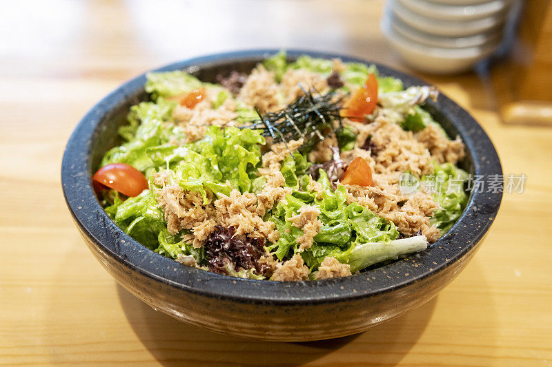 日本料理餐厅的蔬菜沙拉