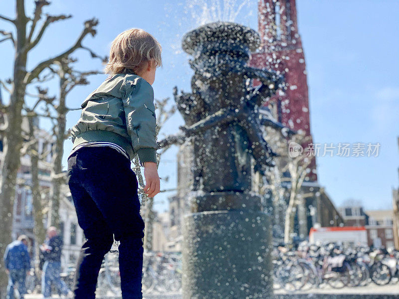 幼儿在喷泉附近玩耍