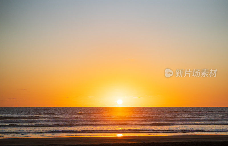 在海上日落。