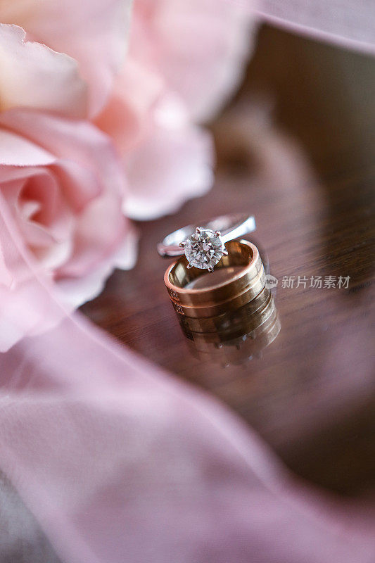 白色金结婚戒指上的花背景