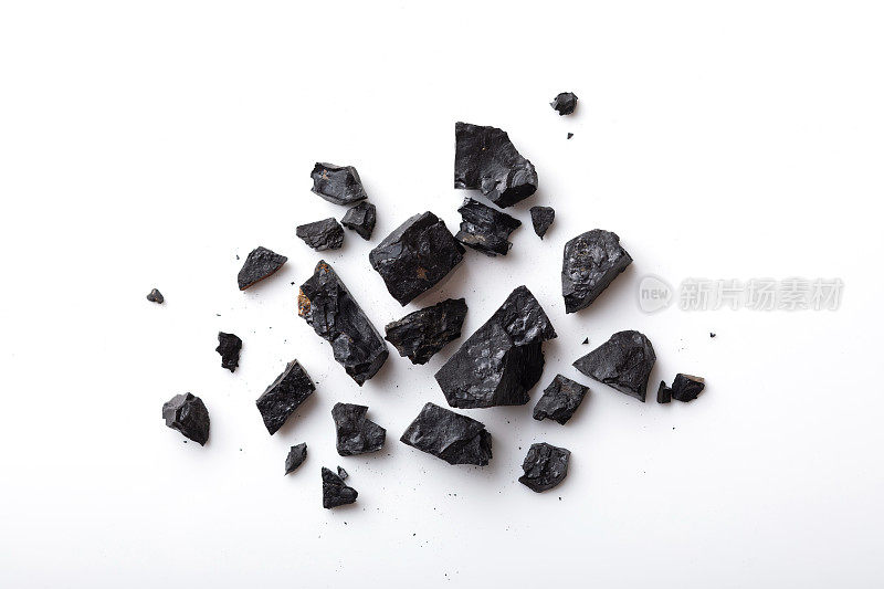 白色背景上的黑色煤岩。
