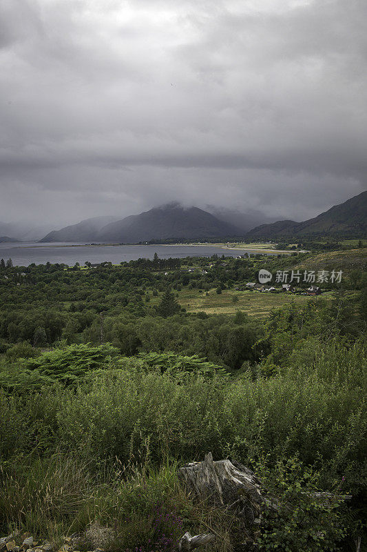 清晨的薄雾笼罩着苏格兰林荷湖周围的群山。