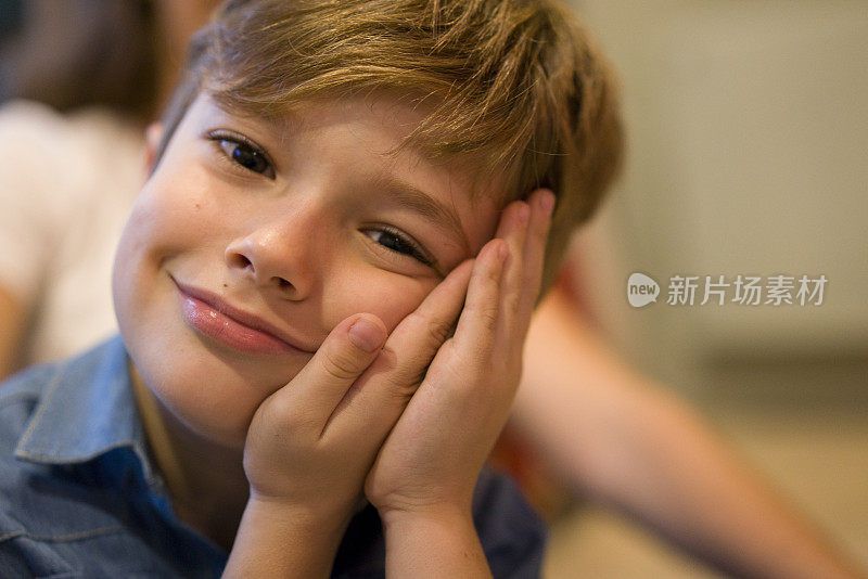 小男孩在家庭游戏室做鬼脸的肖像