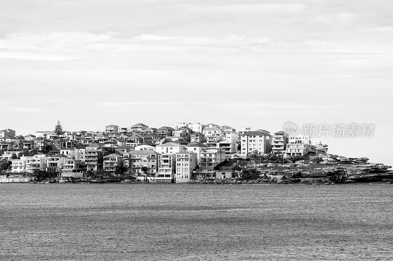 黑白海岸郊区，背景与复制空间