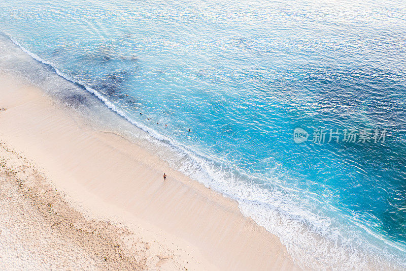 从上面的海滩场景-蓝色的海浪击中沙滩。