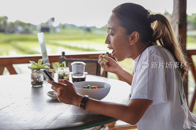 亚洲妇女吃素食香菇粉