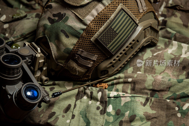 战术快速头盔与美国国旗，夜视镜和多摄像头背景