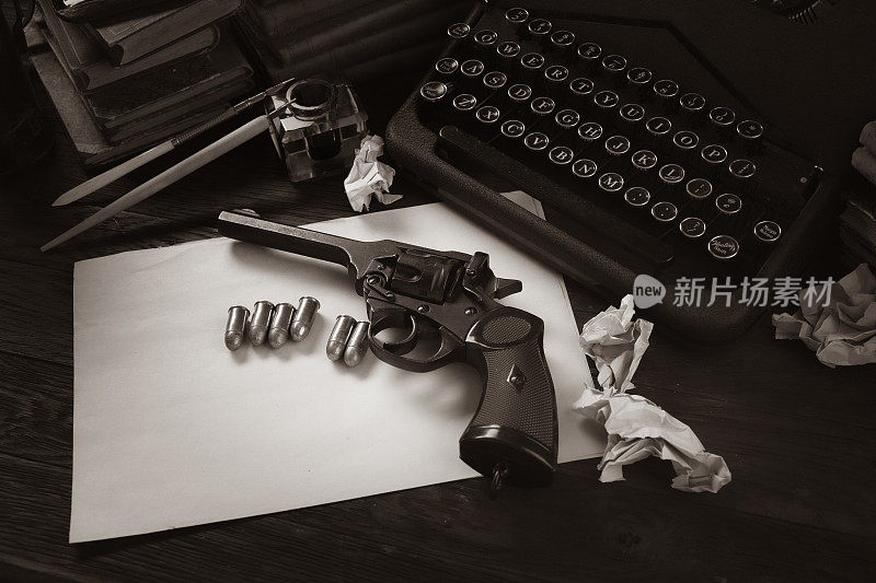 Сrime小说-老式复古打字机和左轮手枪弹药，书，空白纸，旧墨水笔