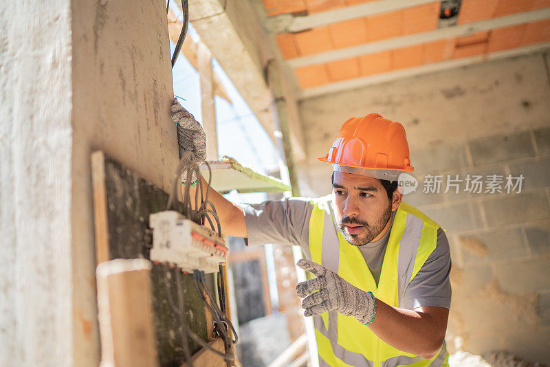 电工在建筑工地分析电线