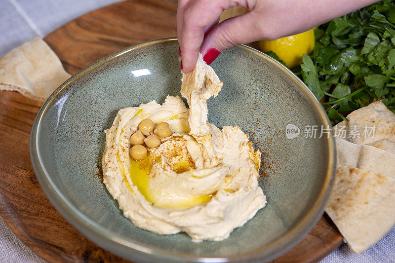 自制鹰嘴豆泥和皮塔饼