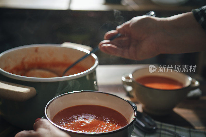 在家庭厨房准备奶油番茄汤