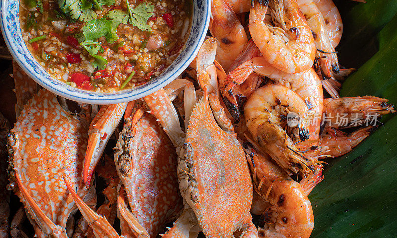它由新鲜辣椒、酸橙汁、生姜、大蒜、糖和鱼露组成。泰国流行的海鲜。