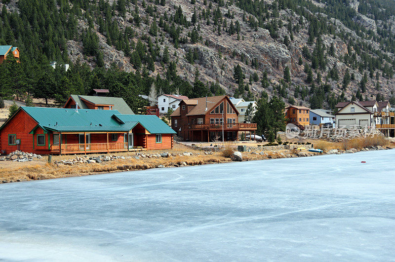 房屋和冰冻的乔治敦湖，科罗拉多州，美国