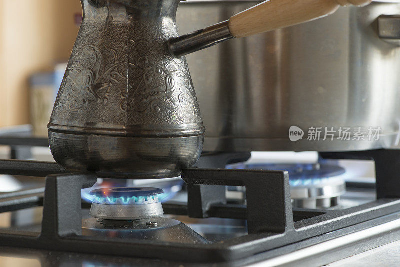 塞兹韦的咖啡和锅里的汤是在煤气炉上煮的