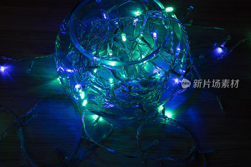 木制背景上的水晶球里的圣诞灯。圣诞装饰