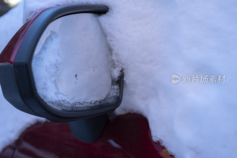 白雪覆盖的汽车后视镜