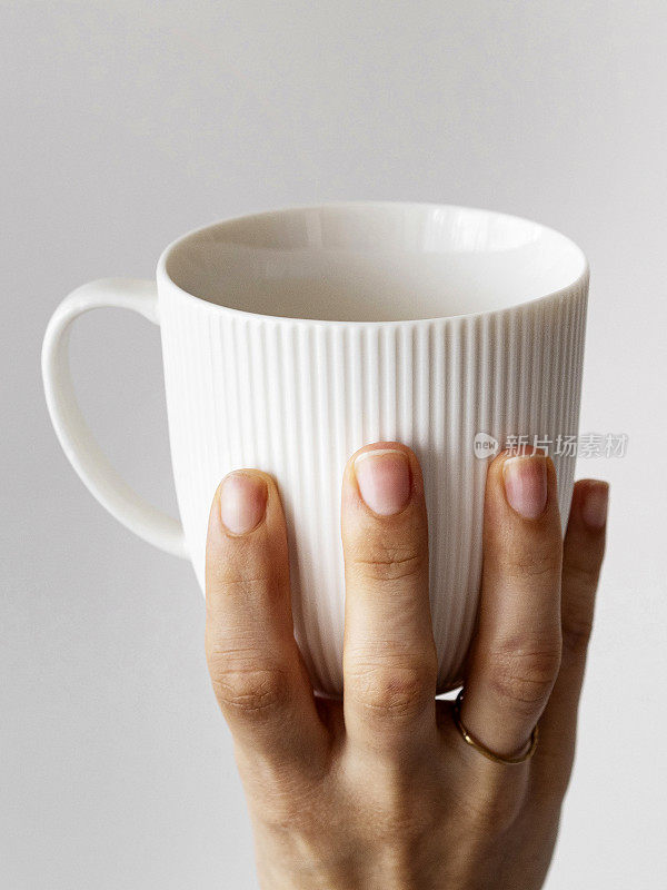 手拿着咖啡杯，女士的手拿着咖啡杯，女士的手举着咖啡杯，