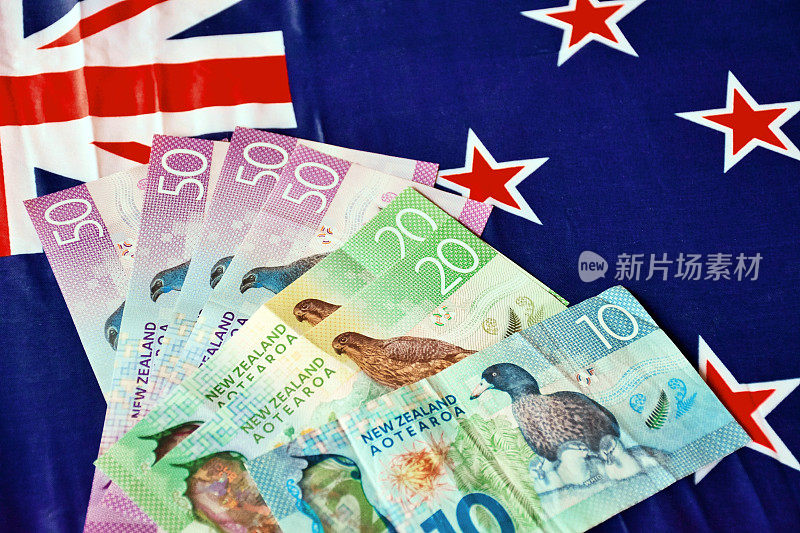 新西兰货币(NZD)与新西兰国旗背景