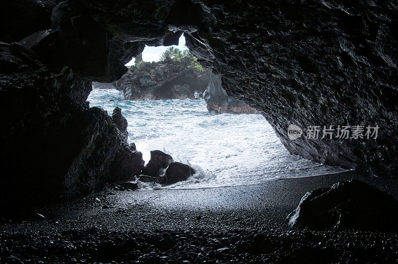 夏威夷毛伊岛东端的怀亚纳帕纳帕州立公园有黑沙、火山海滩和海洞