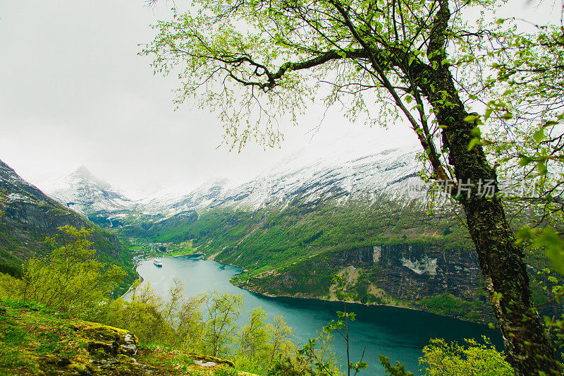 风景如画的Geiranger峡湾。挪威旅游目的地。春天的假期。美丽的北自然。去斯堪的纳维亚体验旅行。在山探险。挪威的风景。雪在山上。打破
