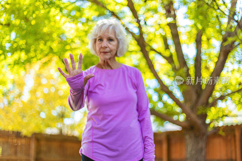 健康活跃的成熟老年女性健康生活倒计时照片系列