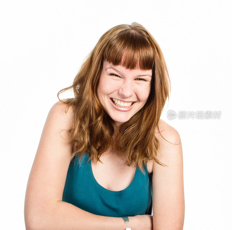 美丽的年轻红发女人在纯粹的喜悦中微笑和大笑